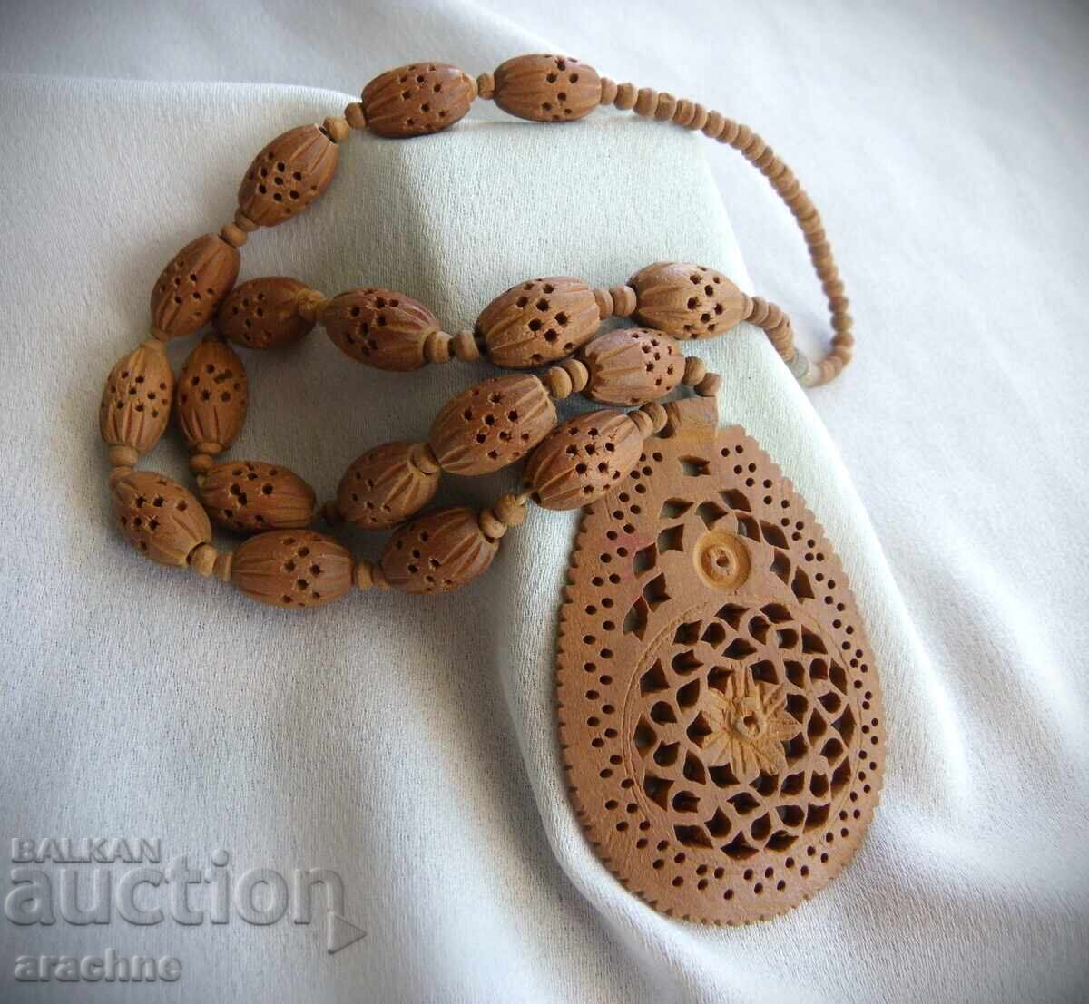 Φίνο σκαλιστό κολιέ από σανταλόξυλο