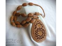 Финно резбовано колие от сандалово дърво