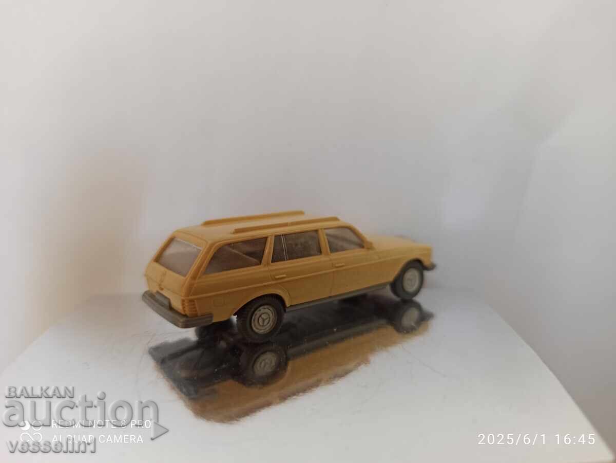 Auction Mercedes123 combi 1/87 Wiking HO car from the nineties Auction Mercedes123 combi 1/87 Wiking HO car from the nineties