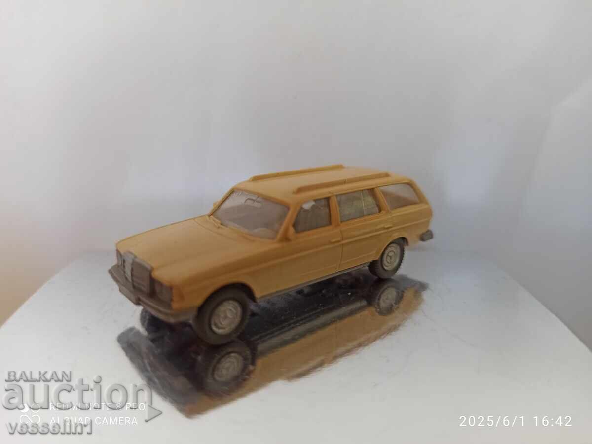 Mercedes123 combi 1/87 Wiking HO car from the nineties Mercedes123 combi 1/87 Wiking HO car from the nineties