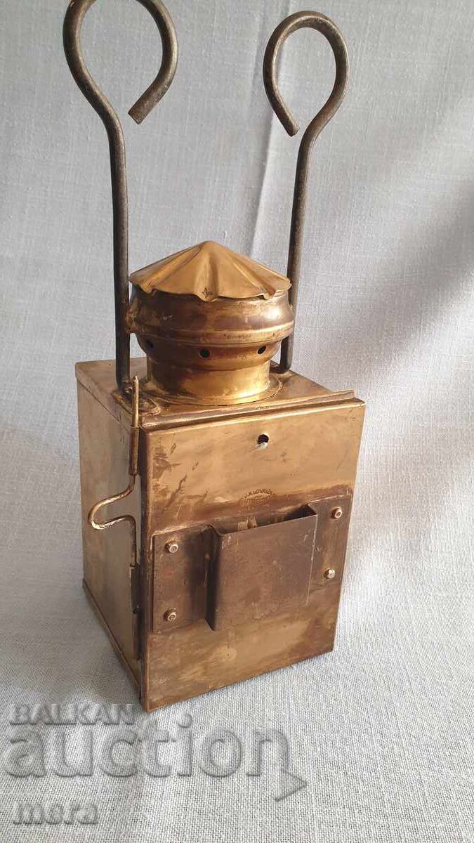 Με μπρούτζινο φανάρι με λευκό και κόκκινο φως με τιμή 110.00 BGN | € 56.24 Με μπρούτζινο φανάρι με λευκό και κόκκινο φως με τιμή 110.00 BGN | € 56.24