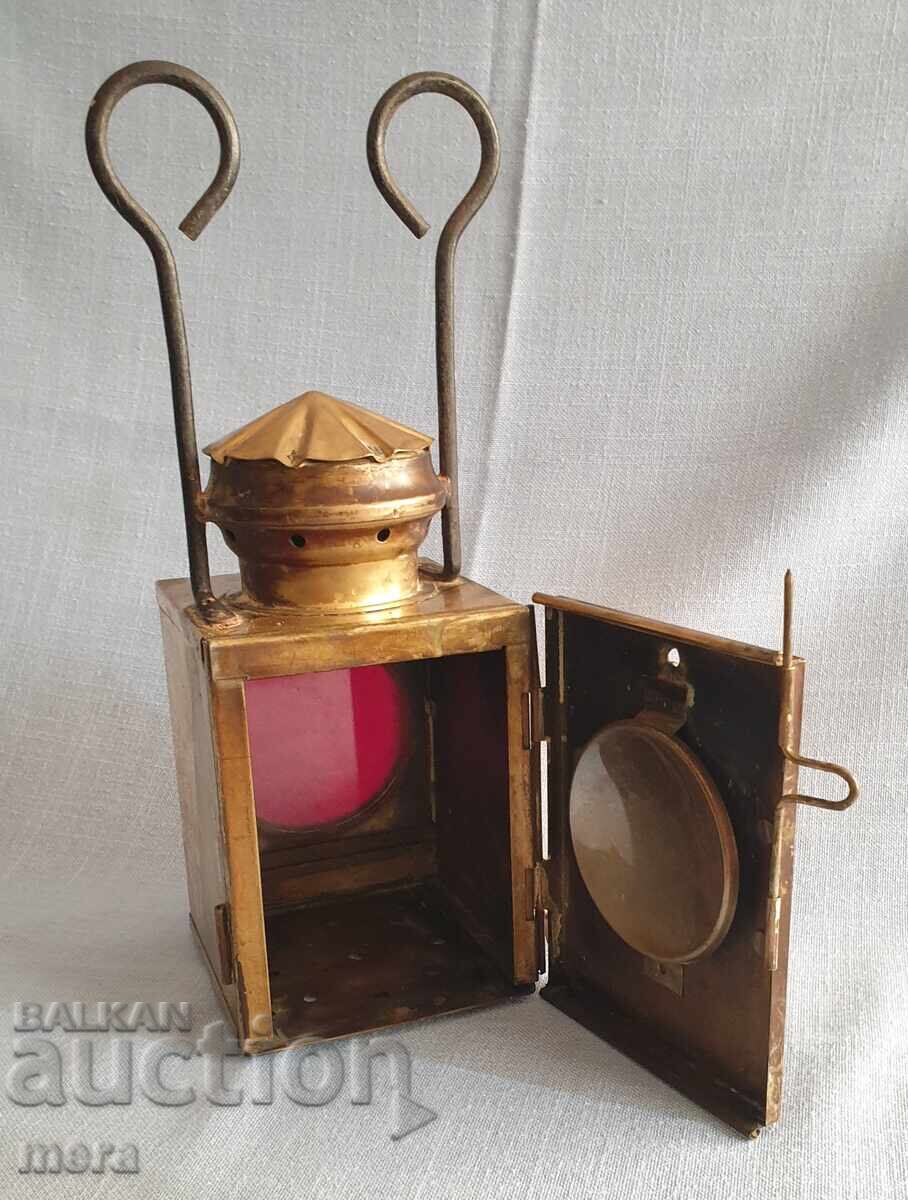 Δημοπρασία Με μπρούτζινο φανάρι με λευκό και κόκκινο φως Δημοπρασία Με μπρούτζινο φανάρι με λευκό και κόκκινο φως