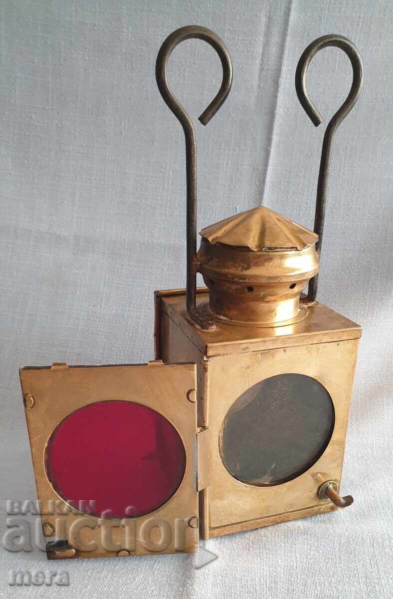 Παράδοση Με μπρούτζινο φανάρι με λευκό και κόκκινο φως Παράδοση Με μπρούτζινο φανάρι με λευκό και κόκκινο φως