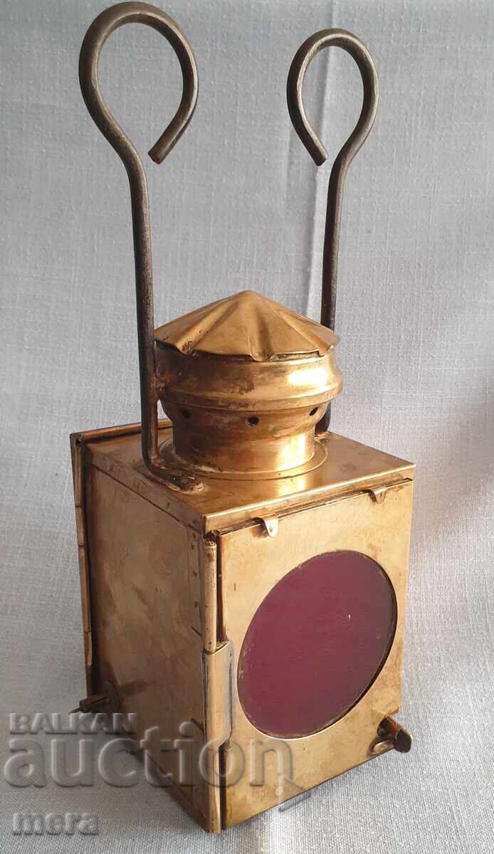 Με μπρούτζινο φανάρι με λευκό και κόκκινο φως Με μπρούτζινο φανάρι με λευκό και κόκκινο φως