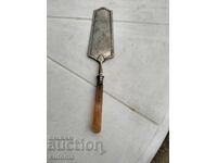 Veche spatulă pentru tort