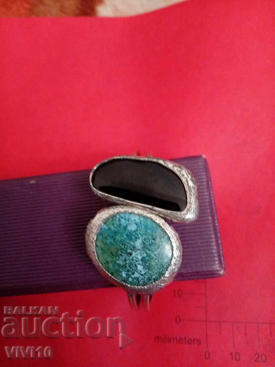 Brățară veche cu 2 pietre mari cu preț € 20.00 | 39.12 BGN Brățară veche cu 2 pietre mari cu preț € 20.00 | 39.12 BGN
