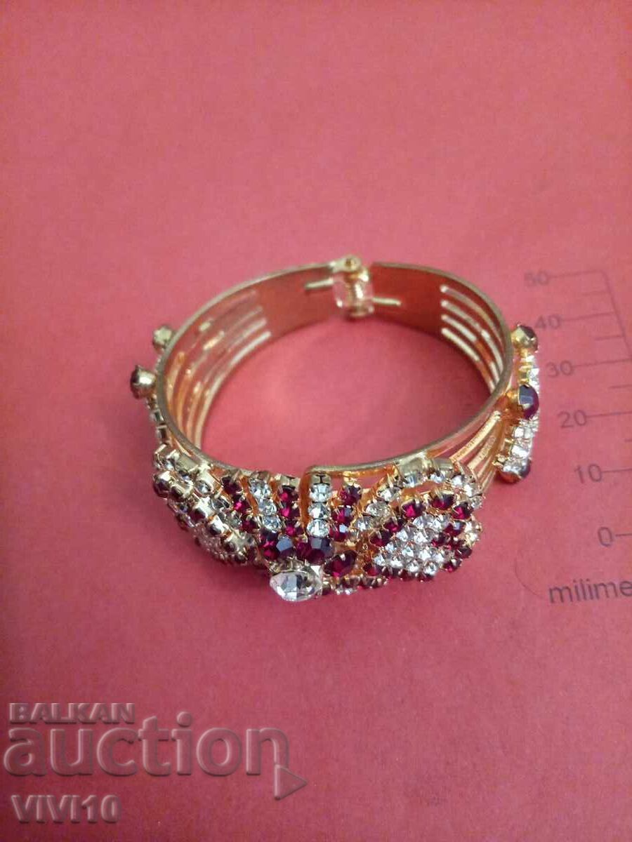 Αρχαίο βραχιόλι με πέτρες