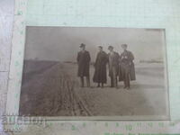 Φωτογραφία τριών ανδρών και μιας γυναίκας σε βόλτα στον παλιό δρόμο