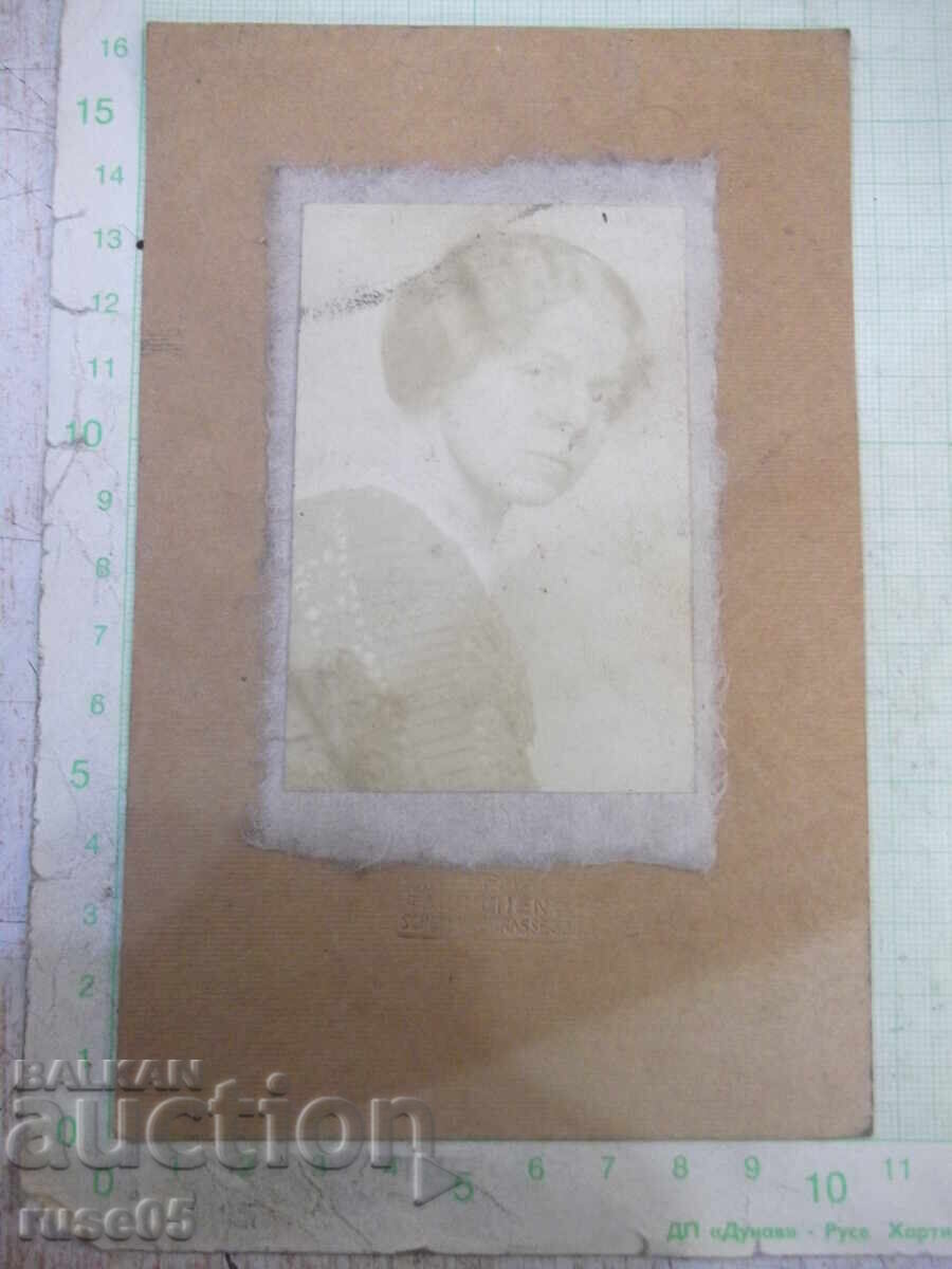 Φωτογραφία γυναίκας σε χαρτόνι παλιά