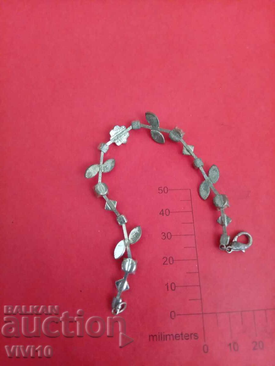 Brățară veche cu pietre cu preț € 10.00 | 19.56 BGN