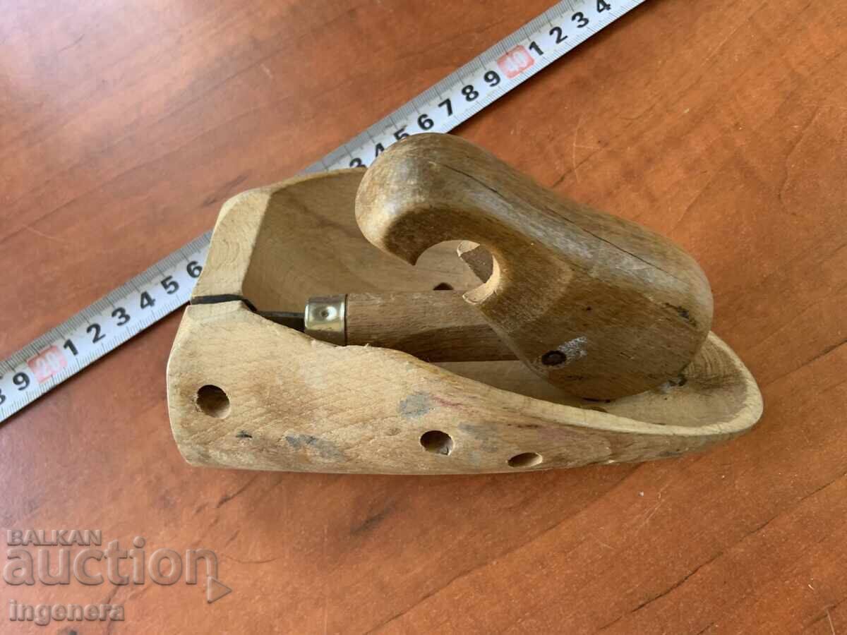 Auction  MOLD SHOE MOLDS WOOD BRANDED TENSIONERS STRETCHERS