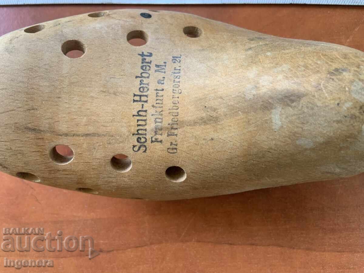 Auction  MOLD SHOE MOLDS WOOD BRANDED TENSIONERS STRETCHERS