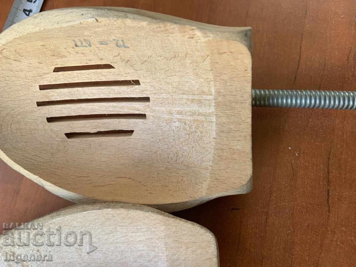 Auction  MOLD SHOE MOLDS WOOD BRANDED TENSIONERS STRETCHERS