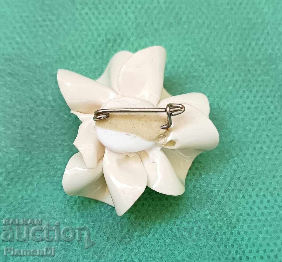 Veche broșă de porțelan bulgărească cu preț € 5.00 | 9.78 BGN Veche broșă de porțelan bulgărească cu preț € 5.00 | 9.78 BGN