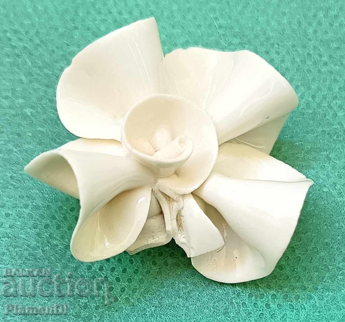 Veche broșă de porțelan bulgărească