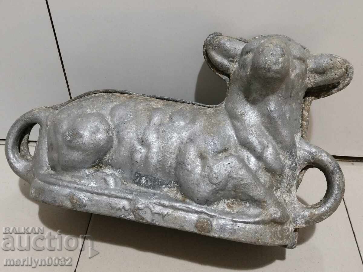 Стар калъп за обреден Великденски хляб с форма на агнец