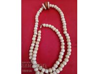 Αρχαίο κολιέ από κόκαλο