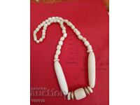 Αρχαίο κολιέ από κόκαλο