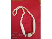 Αρχαίο κολιέ από κόκαλο