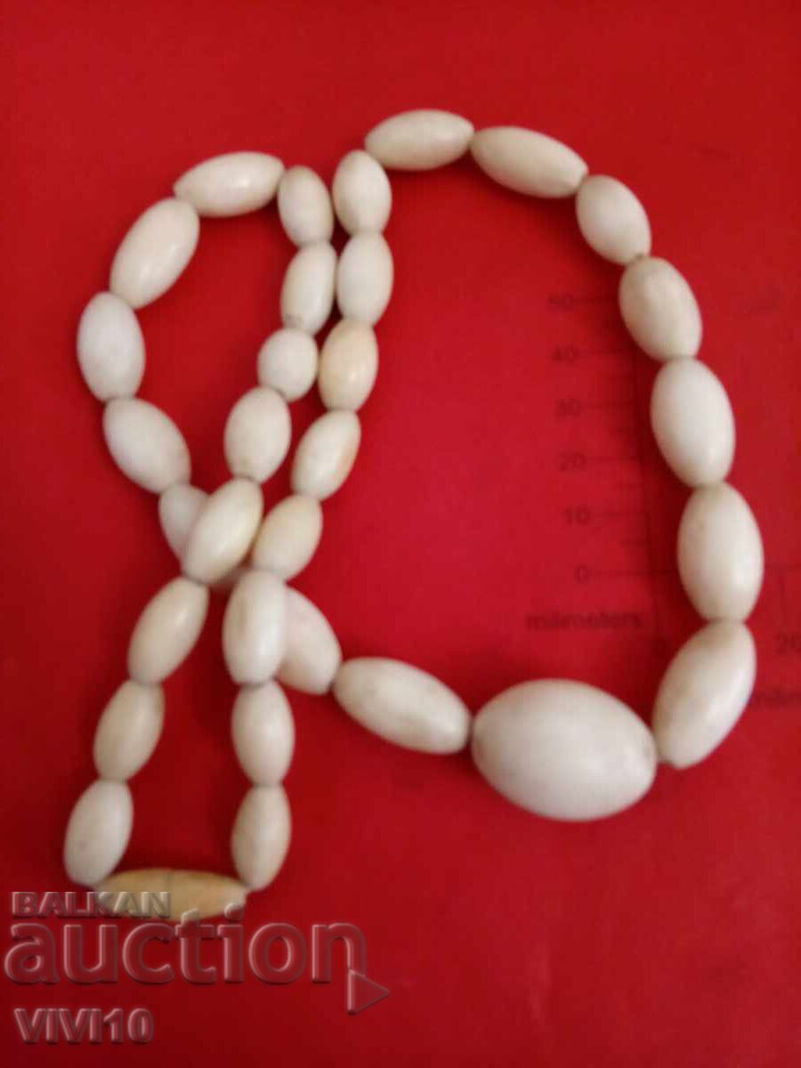 Αρχαίο κολιέ από κόκαλο