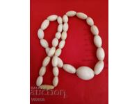 Αρχαίο κολιέ από κόκαλο