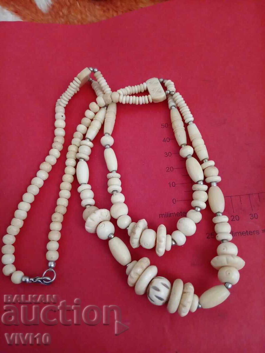 Αρχαίο κολιέ από κόκαλο