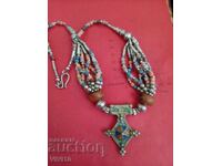 Αρχαίο κολιέ με σμάλτο και κεχριμπάρι