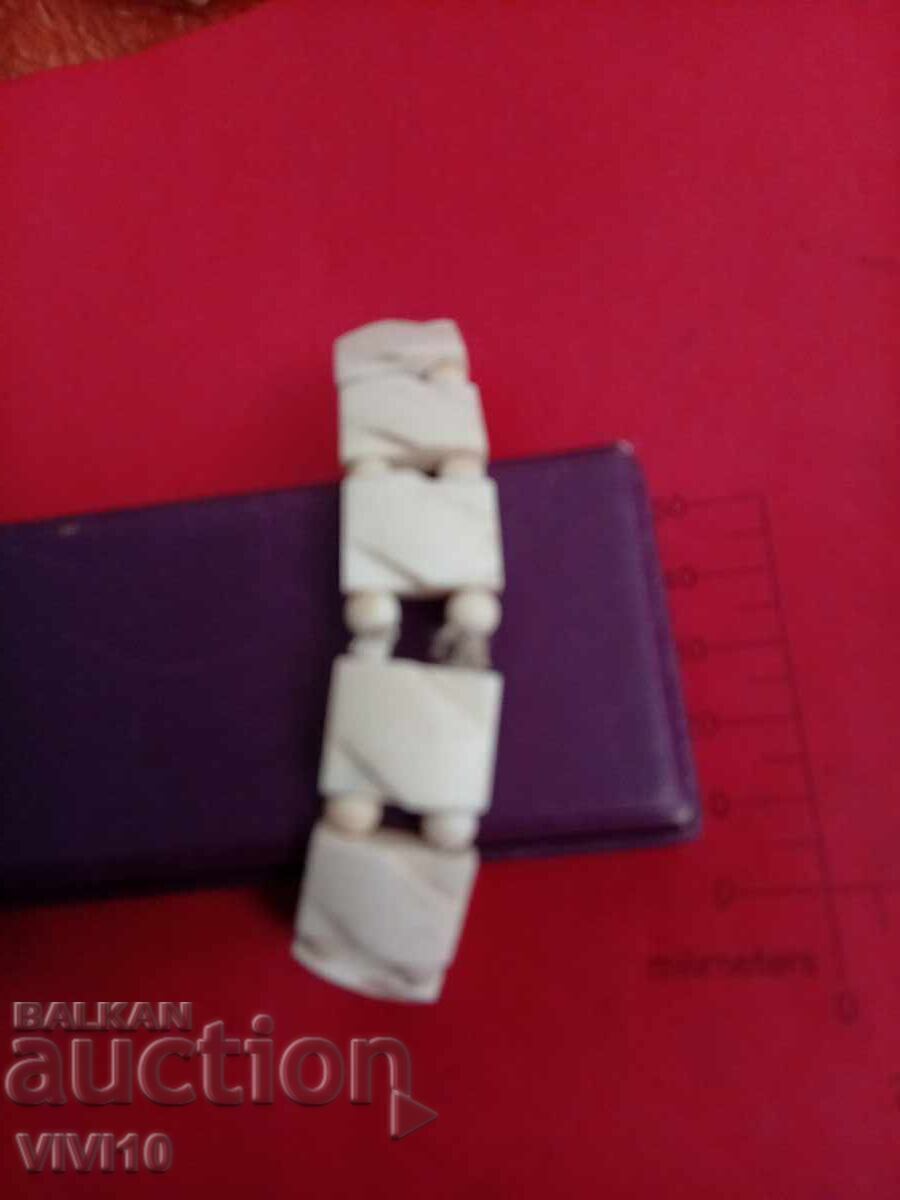 Αρχαίο βραχιόλι από κόκαλο με τιμή € 20.00 | 39.12 BGN