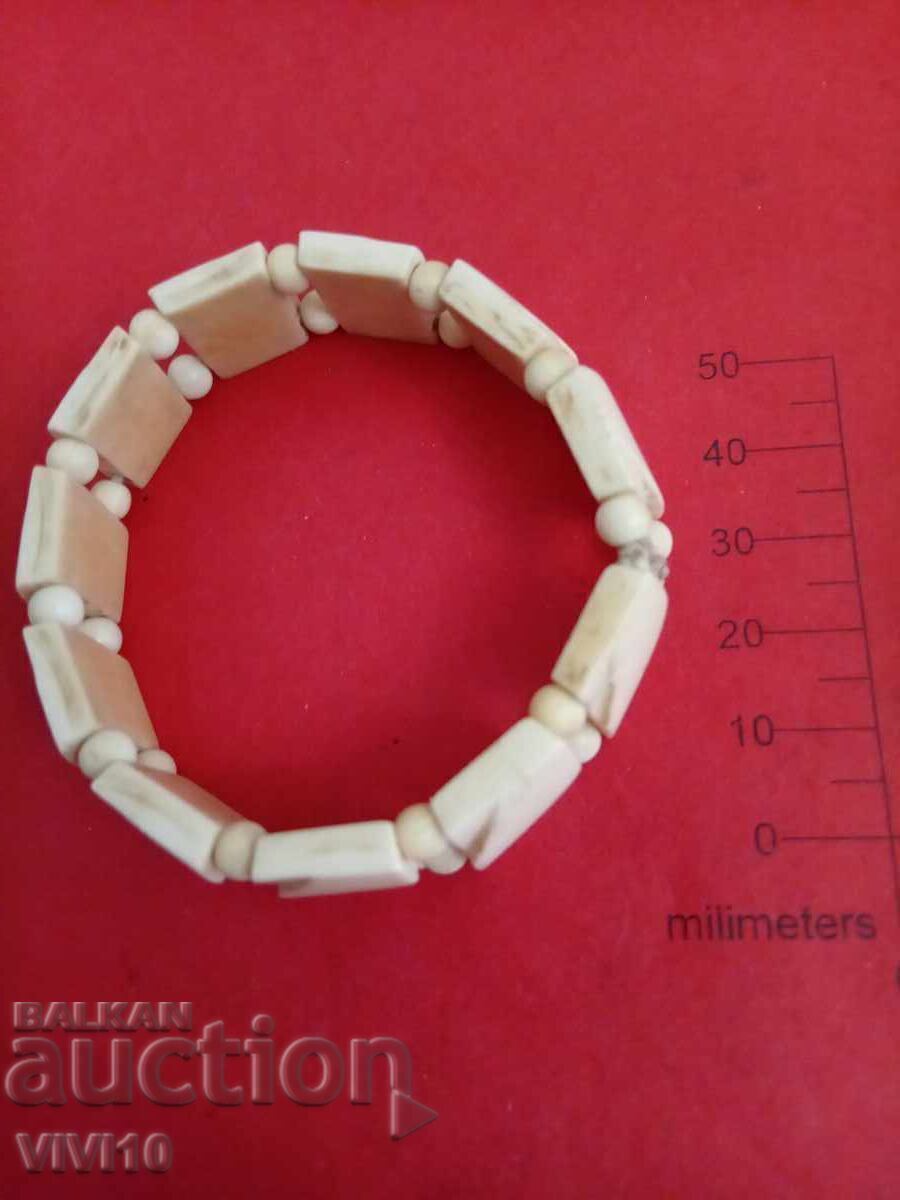 Αρχαίο βραχιόλι από κόκαλο