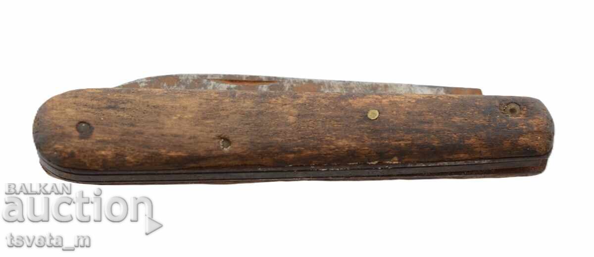Pocket knife with wooden handle with price 8.00 BGN | € 4.09