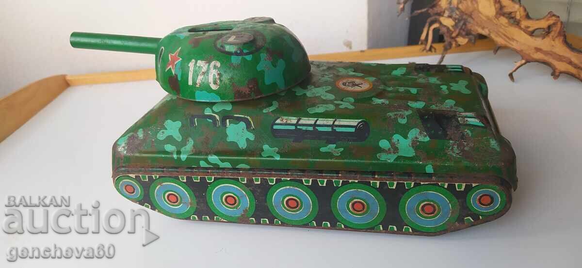Ρωσικό ρετρό τανκ παιχνίδι από λαμαρίνα με τιμή 25.00 BGN | € 12.78