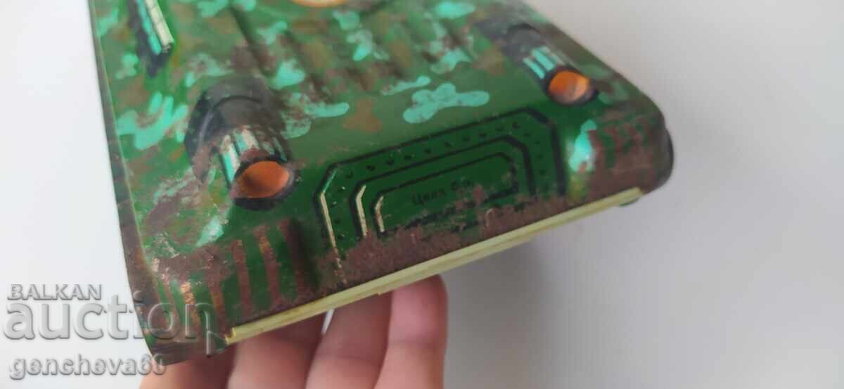 Παράδοση Ρωσικό ρετρό τανκ παιχνίδι από λαμαρίνα