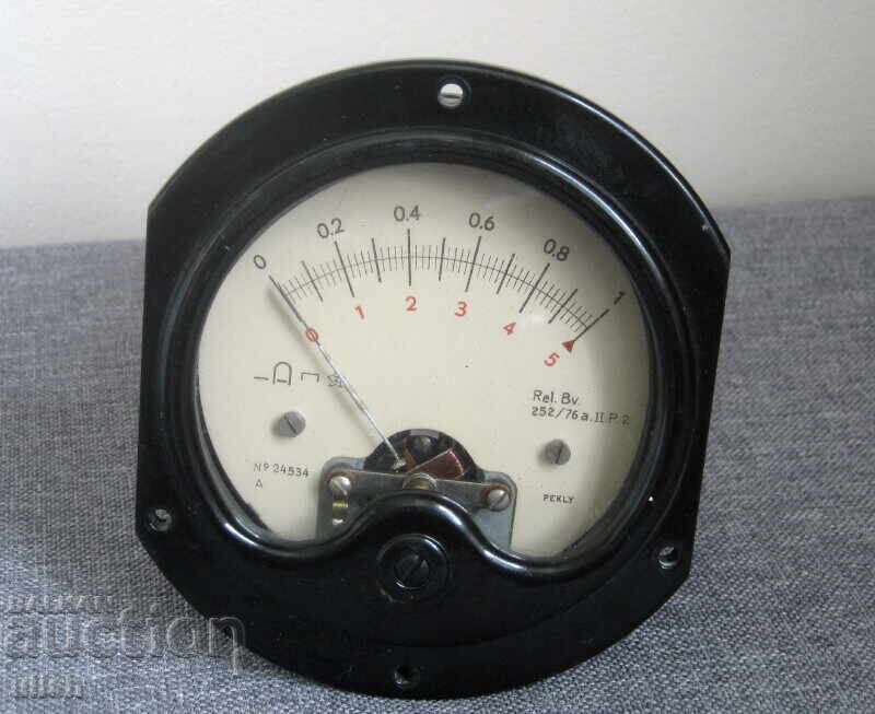 Vechi aparat de tir, voltmetru de laborator din bachelită