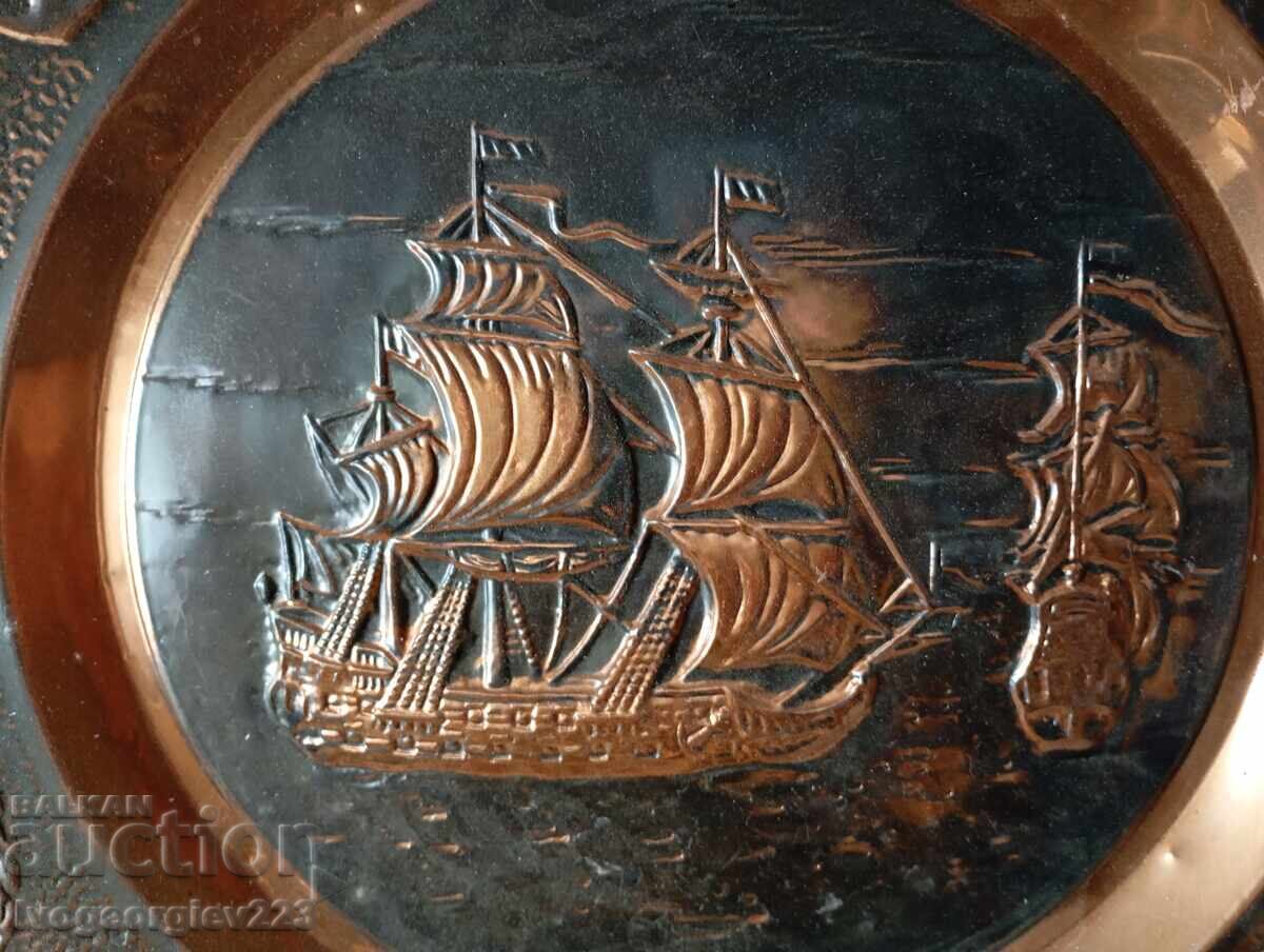 Διακοσμητικό πιάτο για τον τοίχο με τιμή 40.00 BGN | € 20.45