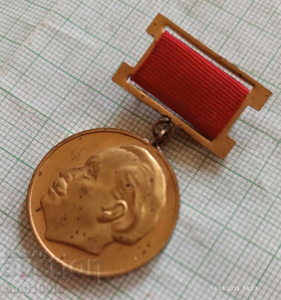 Σήμα - 90 χρόνια από τη γέννηση του Γκεόργκι Ντιμιτρόφ 1882 1972 με τιμή 2.00 BGN | € 1.02