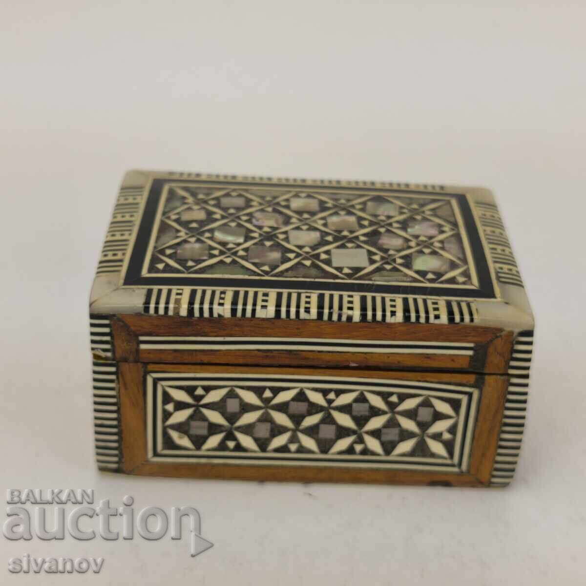 Παλιό ξύλινο κουτί κοσμημάτων με μαργαριτάρι ένθετο #5971