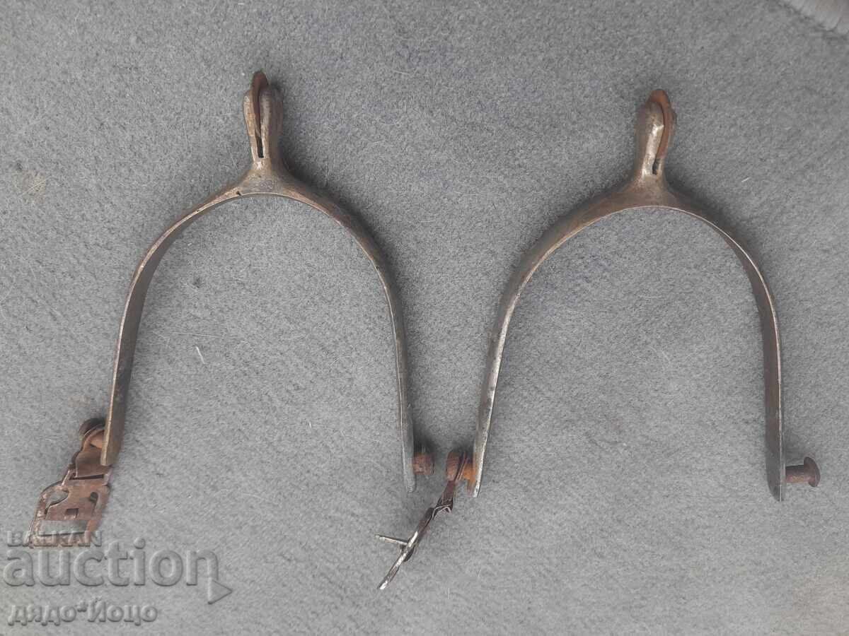 Vechi pinteni de cavalerie din bronz, în stare bună de conservare