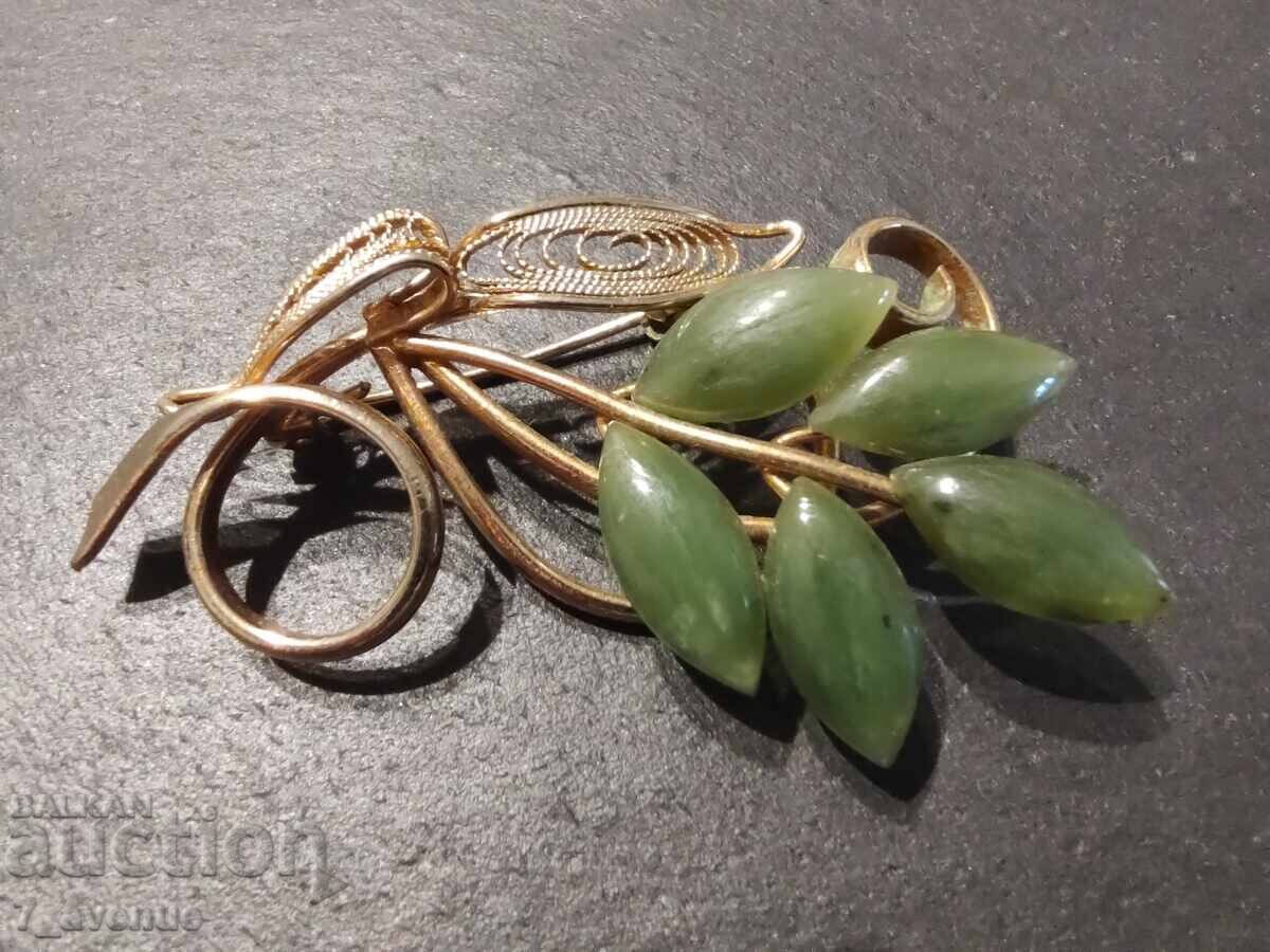 Брошка с Нефрит, позлата, супер красива 3.06.25 с цена 169.00 лв. | € 86.41