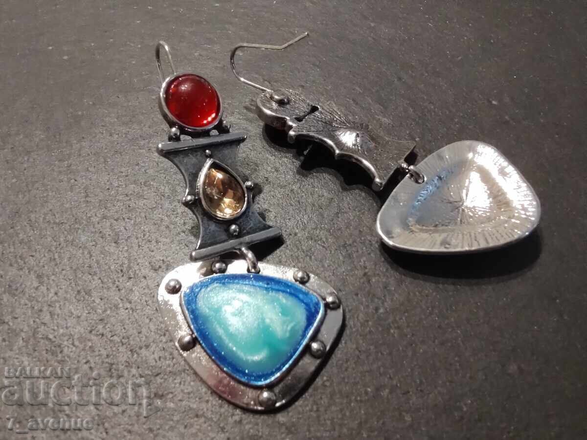 Auction  Elegant long earrings, approximately 4.5 cm in length, 06/03/2025