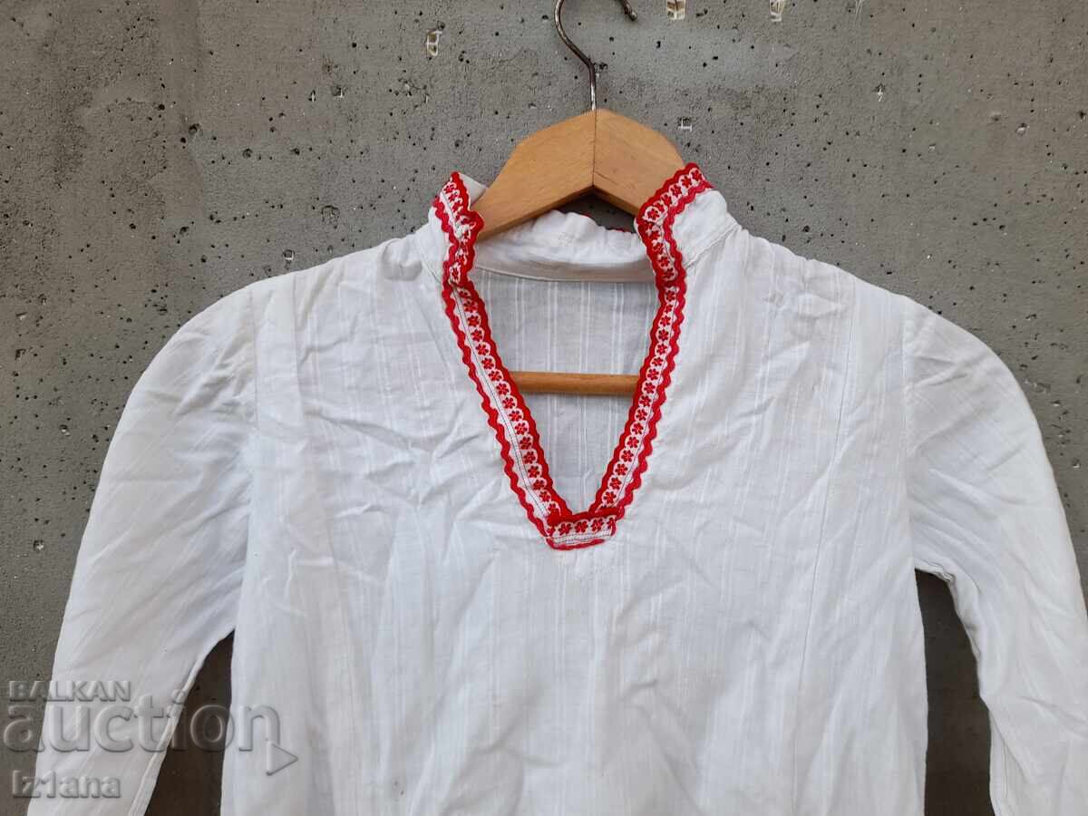 Cămașă etno veche de damă cu preț 32.00 BGN | € 16.36 Cămașă etno veche de damă cu preț 32.00 BGN | € 16.36