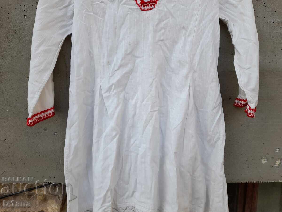 Licitație Cămașă etno veche de damă Licitație Cămașă etno veche de damă