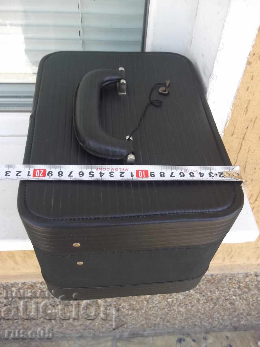 Τσάντα γυναικεία τύπου βαλιτσάκι με τιμή 20.00 BGN | € 10.23