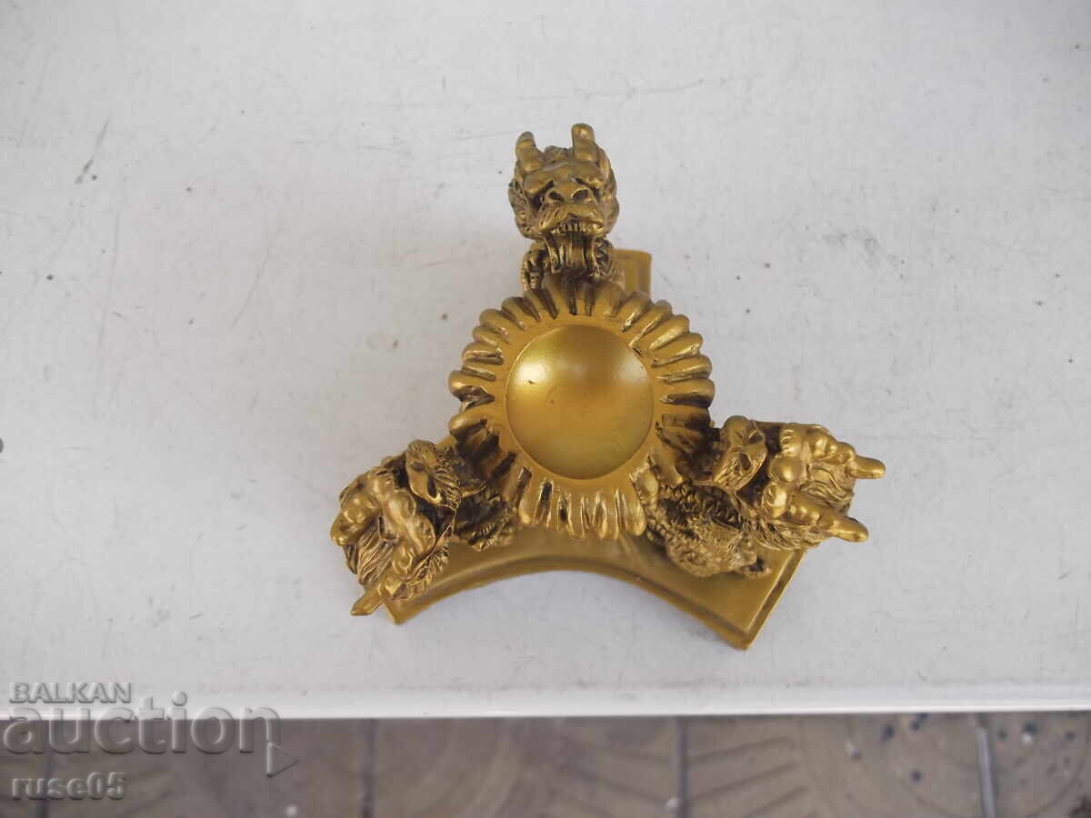 Κηροπήγιο για ένα κερί με τρεις δράκους με τιμή 10.00 BGN | € 5.11 Κηροπήγιο για ένα κερί με τρεις δράκους με τιμή 10.00 BGN | € 5.11