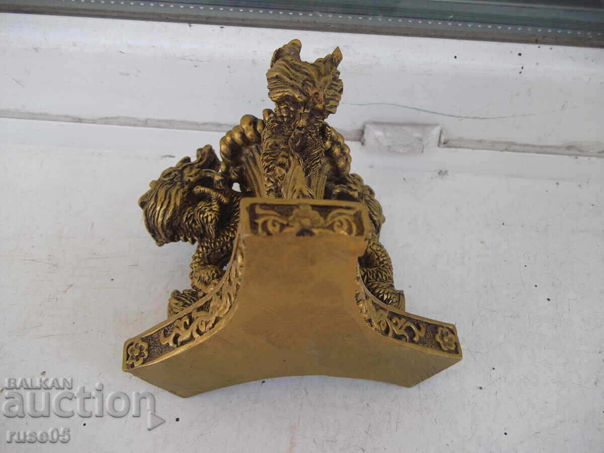 Παράδοση Κηροπήγιο για ένα κερί με τρεις δράκους Παράδοση Κηροπήγιο για ένα κερί με τρεις δράκους