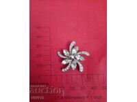 Старинна брошка с камъни