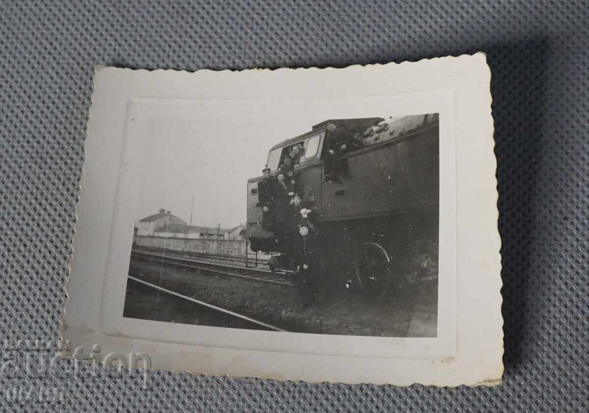 Fotografie militară din 1941 cu soldați în uniformă lângă tren, locomotivă, gară