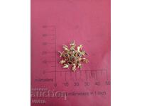 Старинна брошка с камъни