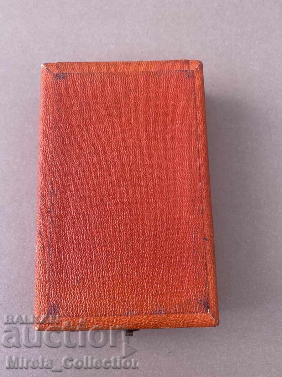 Cutie pentru ordinul Chiril și Metodiu, gradul 3, R.P. Bulgaria cu preț 49.00 BGN | € 25.05 Cutie pentru ordinul Chiril și Metodiu, gradul 3, R.P. Bulgaria cu preț 49.00 BGN | € 25.05