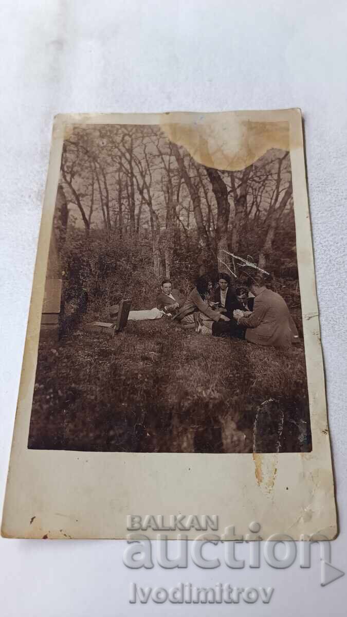 Снимка Образцов чифликъ Русенско Младежи и девойки на пикник Снимка Образцов чифликъ Русенско Младежи и девойки на пикник