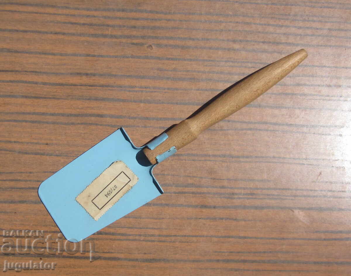 стара Българска детска играчка лопатка от соца с етикет с цена 20.00 лв. | € 10.23 стара Българска детска играчка лопатка от соца с етикет с цена 20.00 лв. | € 10.23